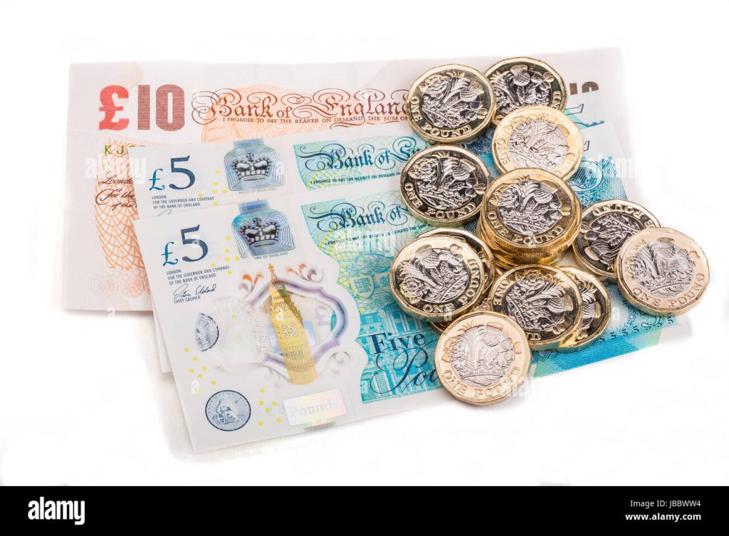 british-one-pound-coins-on-british-bank-notes-JBBWW4